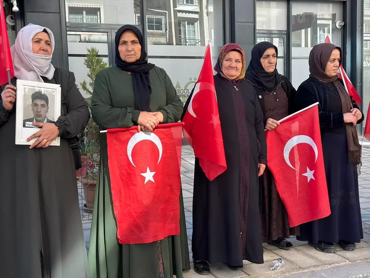 Vanlı aileler, DEM Parti İl Başkanlığı önündeki eylemlerini sürdürdü