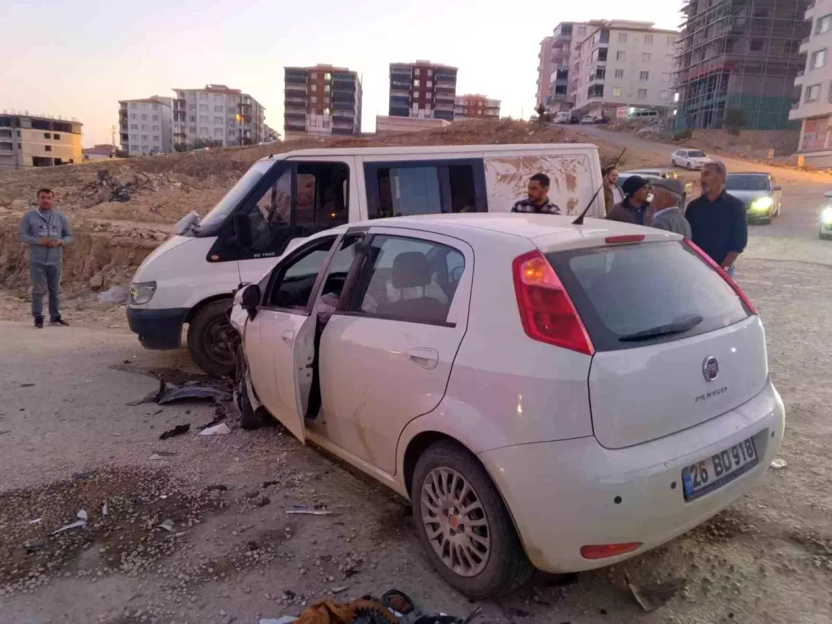 Besni\'de Zincirleme Kaza: 5 Yaralı