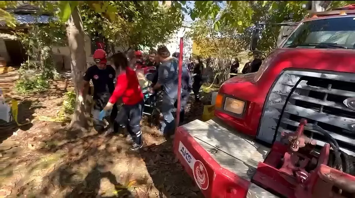 İzmir\'de Kuyuya Düşen Yaşlı Adam Kurtarıldı