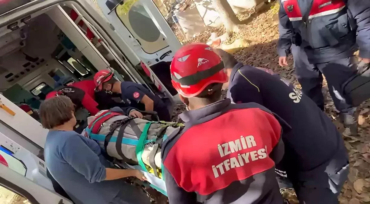 İzmir\'de Kuyays Düşen 80 Yaşındaki Adam Kurtarıldı