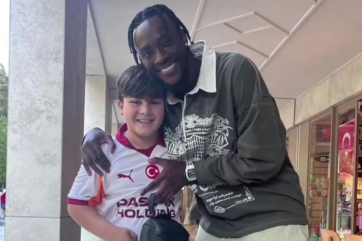 Abraham, Galatasaraylı minik taraftarla fotoğraf çektirdi! Yaptığı hareket gündem oldu