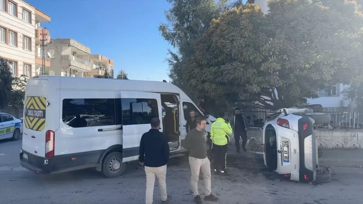 Adıyaman\'da okul servisi ile otomobilin çarpıştığı kazada 12 kişi yaralandı