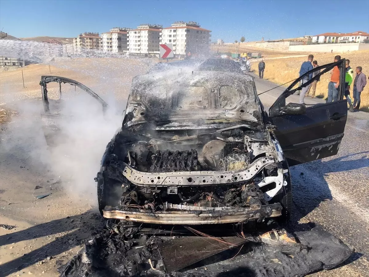 Adıyaman\'da Otomobil Yandı