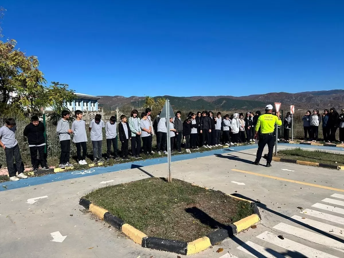 Almus\'ta Öğrencilere Trafik Eğitimi