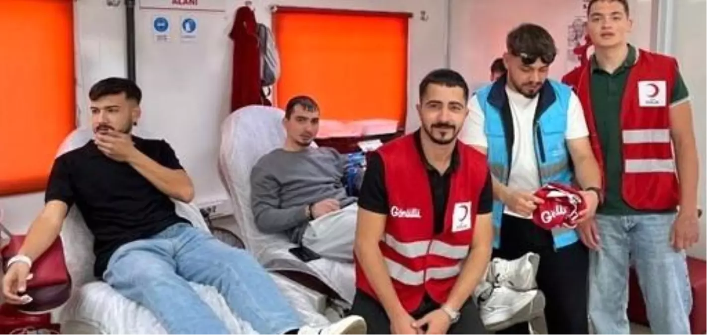 Öğrencilerden Kan Bağışı Dayanışması