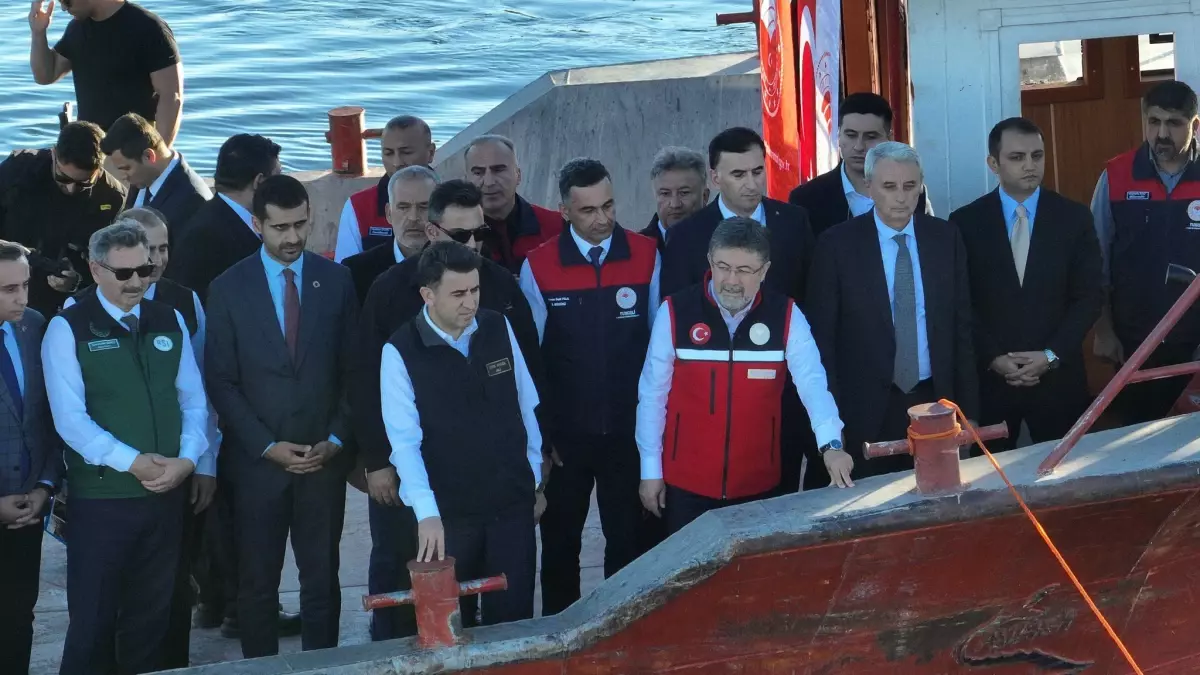 Bakan Yumaklı, Mersin Balığı Üretimini İnceledi