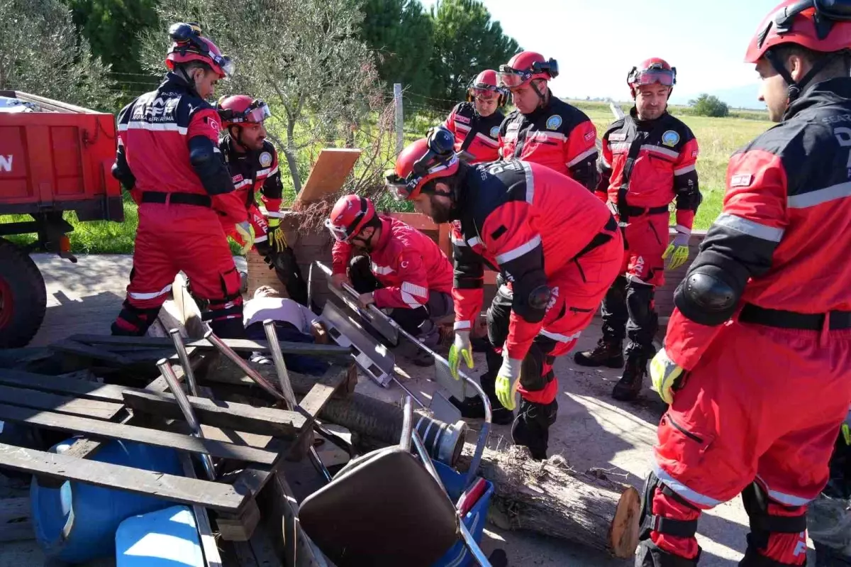 DHMİ\'den Deprem Tatbikatı: Edremit Koca Seyit Havalimanı\'nda Gerçekleştirildi
