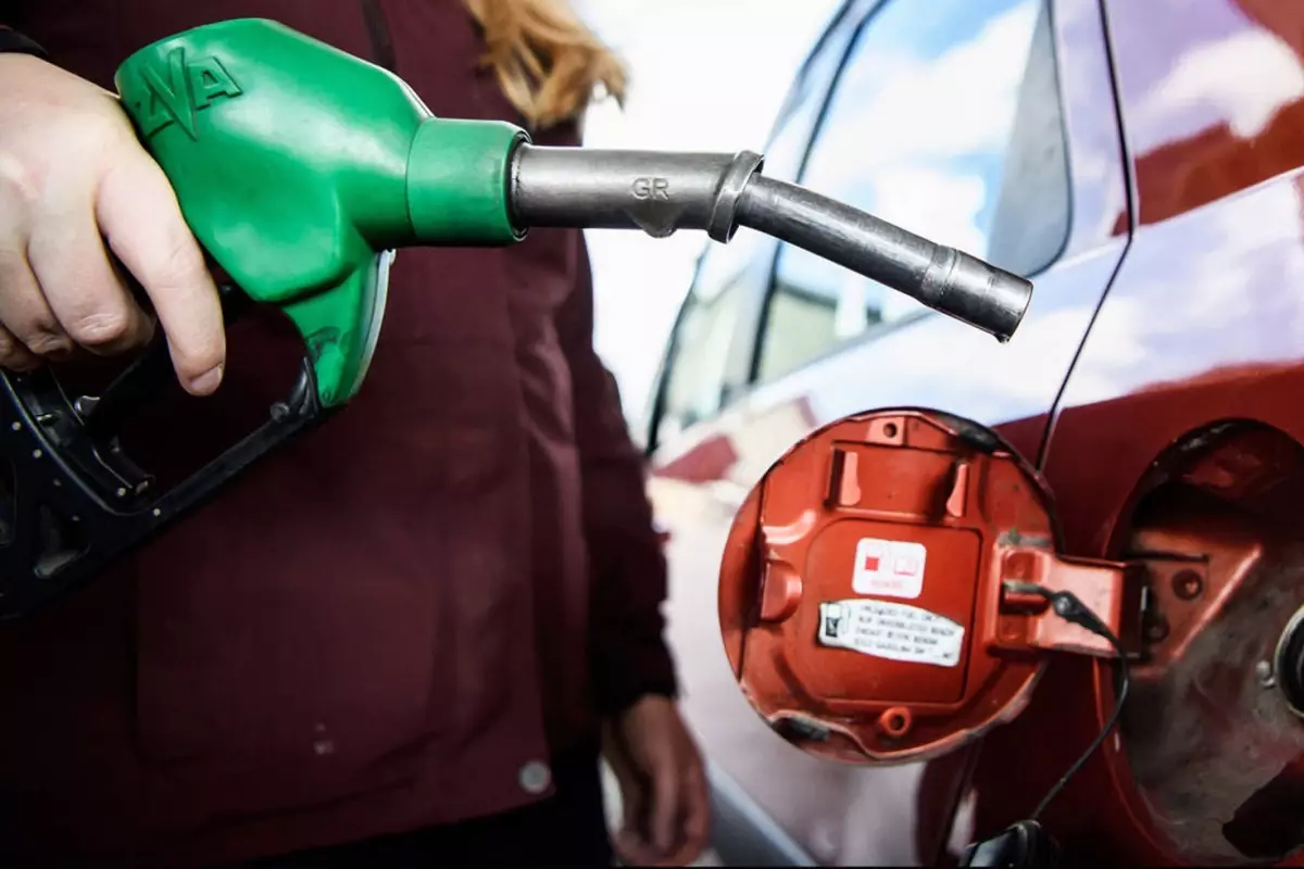 Benzine gece yarısı 1 lira 14 kuruşluk zam