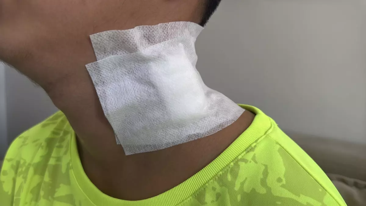 Ortaokul öğrencisi arkadaşını boynundan bıçakladı! O anlar kamerada