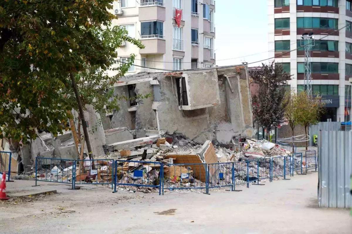 Kocaeli\'deki Devrilen Binada Kurtarma Çalışmaları Devam Ediyor