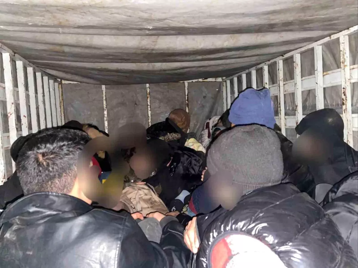 Çanakkale\'de Göçmen Kaçakçılığı Operasyonu