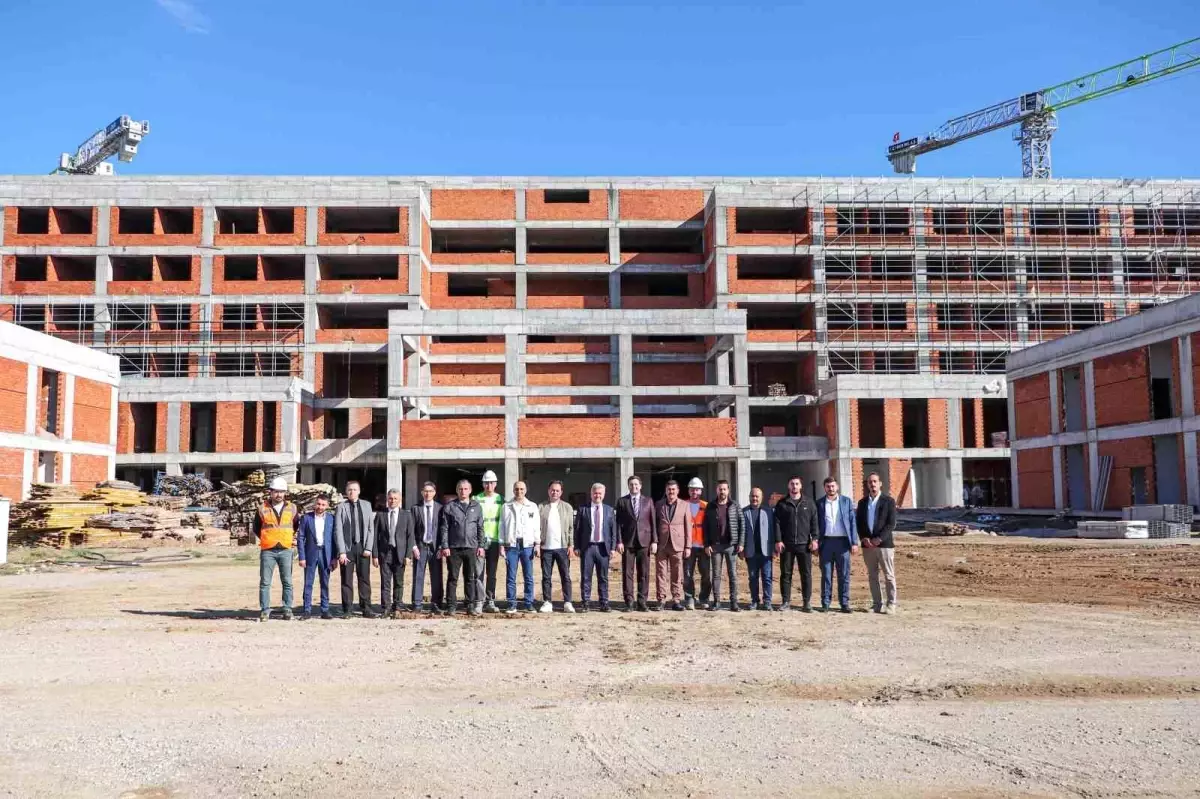 Edremit Devlet Hastanesi\'nin İnşaatı Devam Ediyor