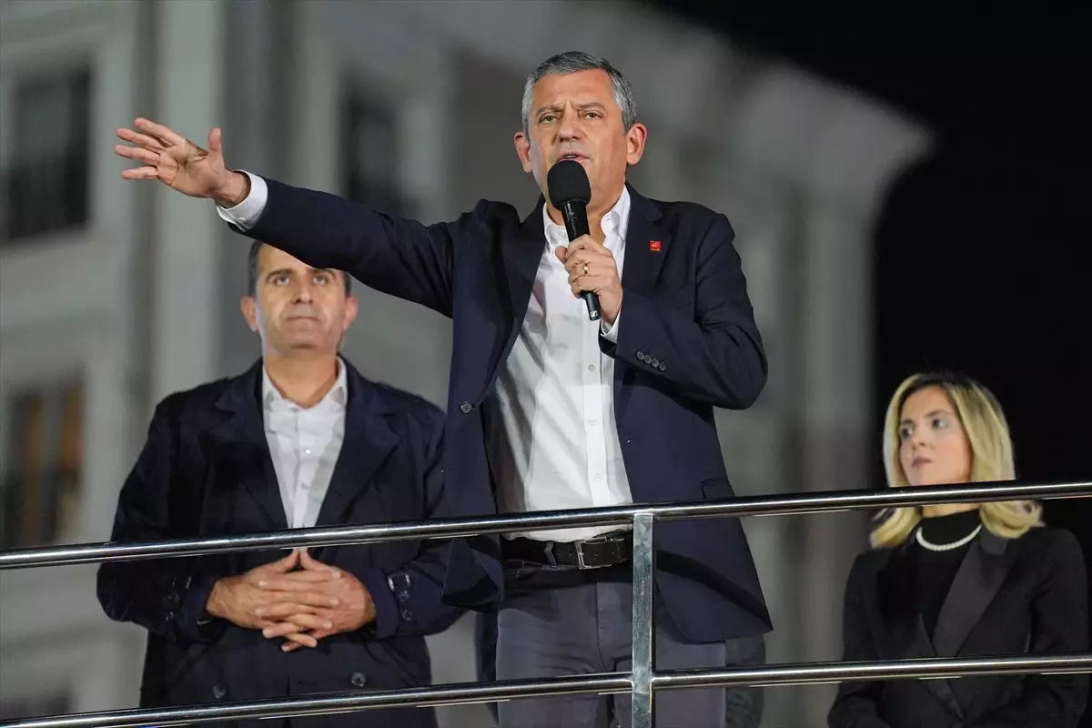 Özgür Özel Esenyurt\'ta Miting Düzenledi