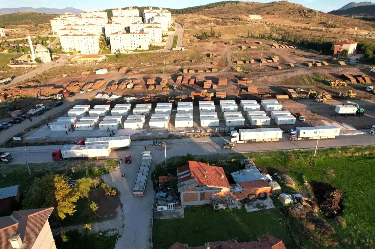 Sındırgı\'da Depremzedeler için Konteyner Kent Kuruluyor