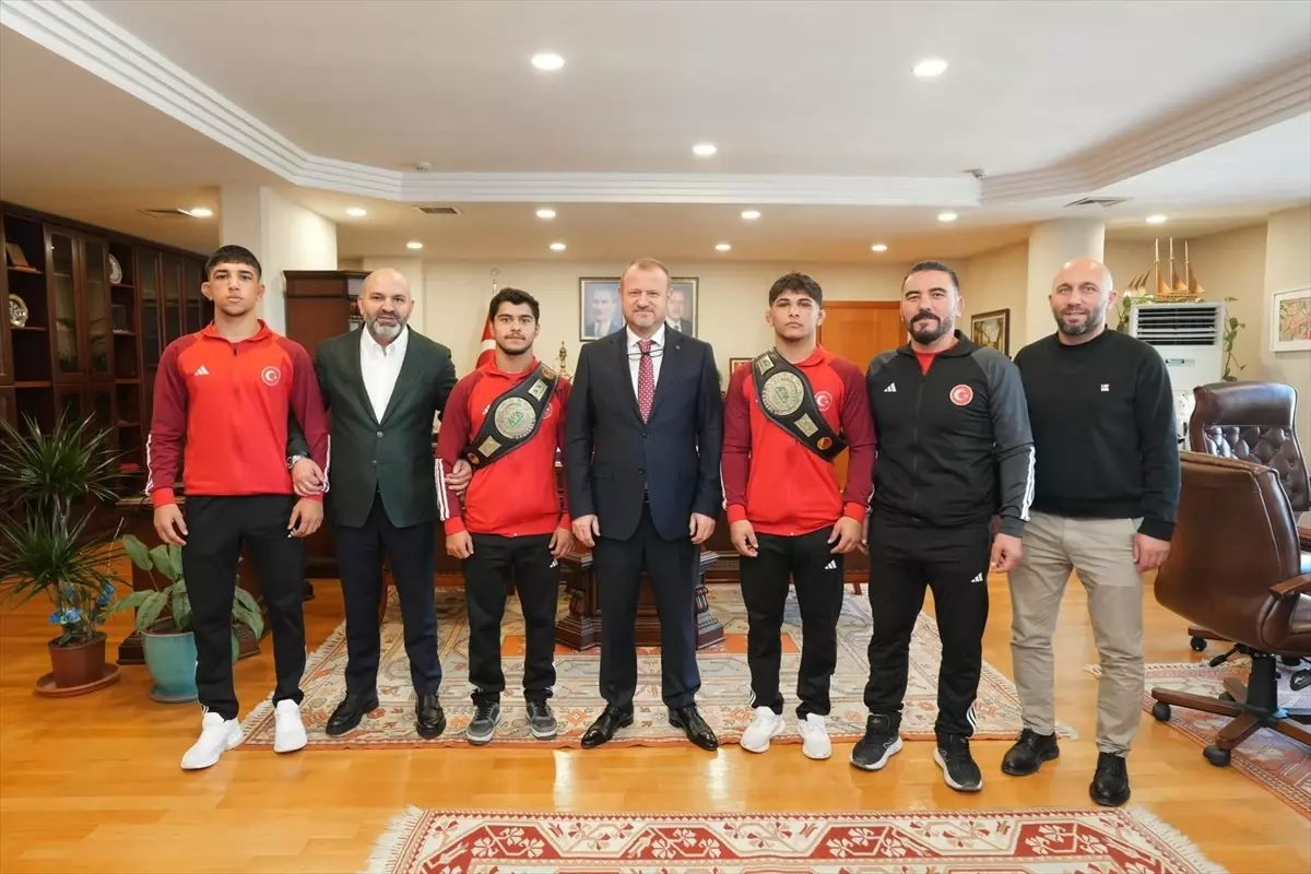 Dünya şampiyonu güreşçiler RTÜK\'ü ziyaret etti