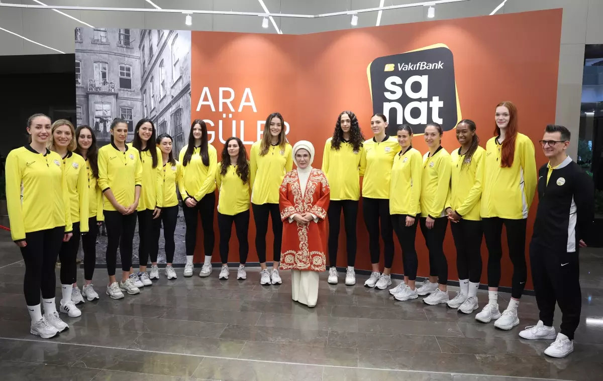Emine Erdoğan, Vakıfbank Sanat Galerisi\'nin açılış törenine katıldı