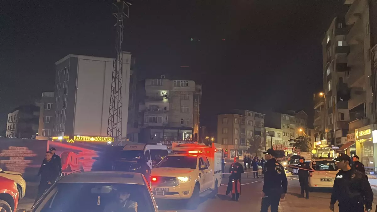 Gebze\'de yıkılan binanın yakınındaki apartmanda çatırtı sesleri! 16 daire tahliye edildi