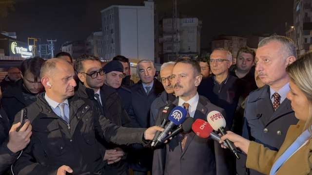 Gebze'de yıkılan binanın yakınındaki binada çatırtı sesleri! Acilen tahliye edildi