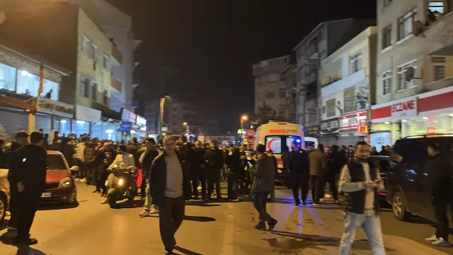 Gebze'de yıkılan binanın yakınlarındaki binada çatırtı sesleri! Acilen tahliye ediliyor