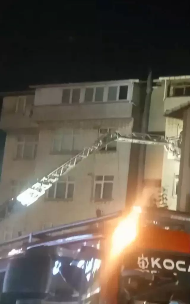 Gebze'de yıkılan binanın yakınlarındaki binada çatırtı sesleri! Acilen tahliye ediliyor