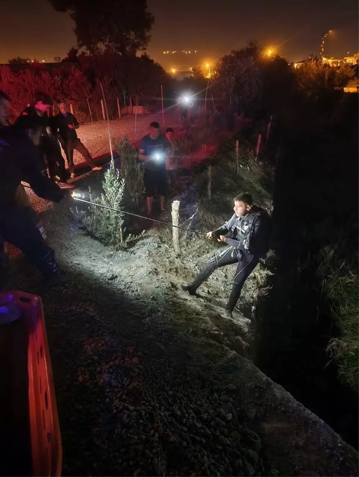 Asi Nehri\'ne Devrilen Motosikletten Yaralı Kurtarma