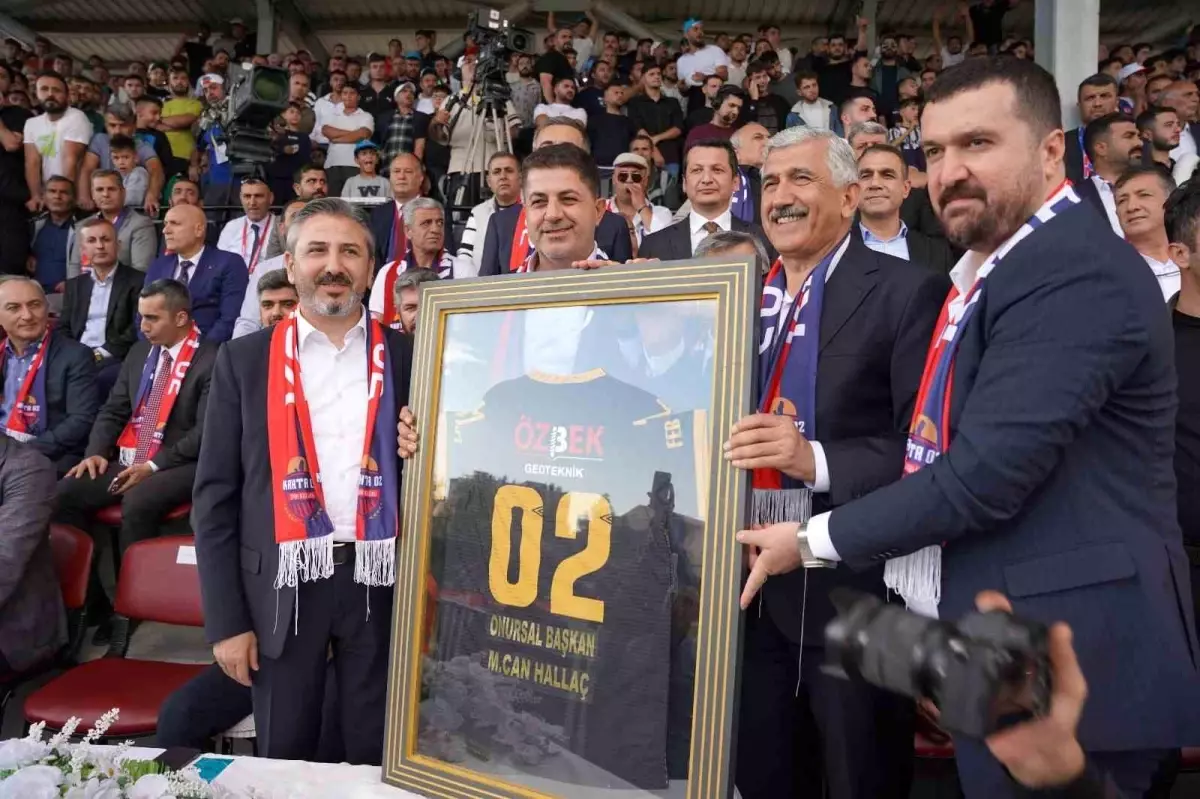 Kahta 02 Spor, Başkan Hallaç\'a Onursal Başkanlık Takdim Etti