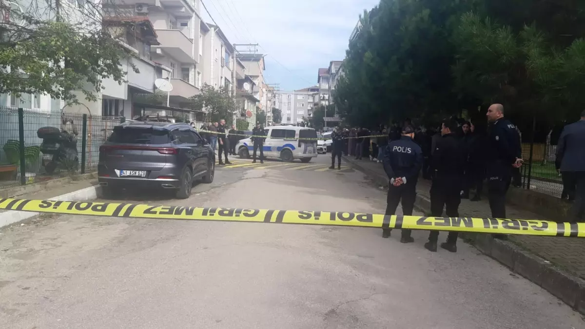 Oturma odasında eşini vahşice katletti