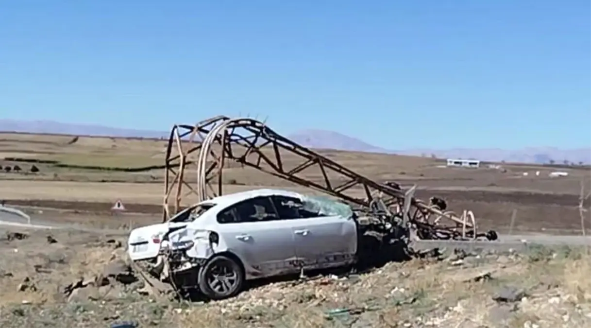 Siverek\'te Kaza: Elektrik Direğine Çarpan Araç Devrildi