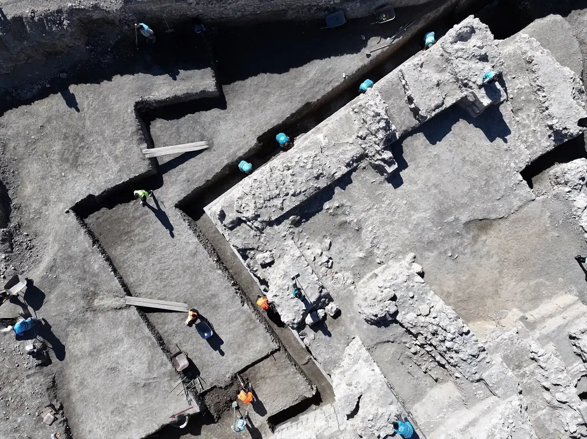 Konya\'da Selçuklu Dönemine Ait Kapı Bulundu