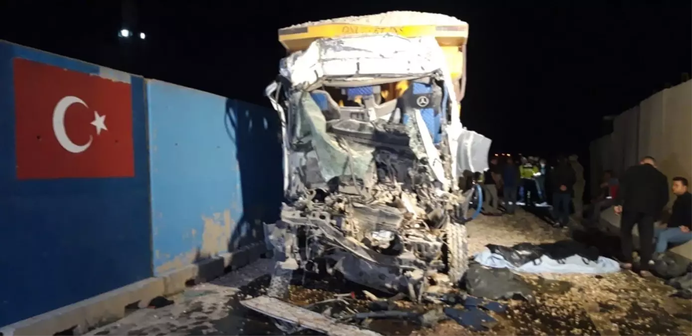 Kamyon Tırla Çarpıştı: Sürücü Hayatını Kaybetti