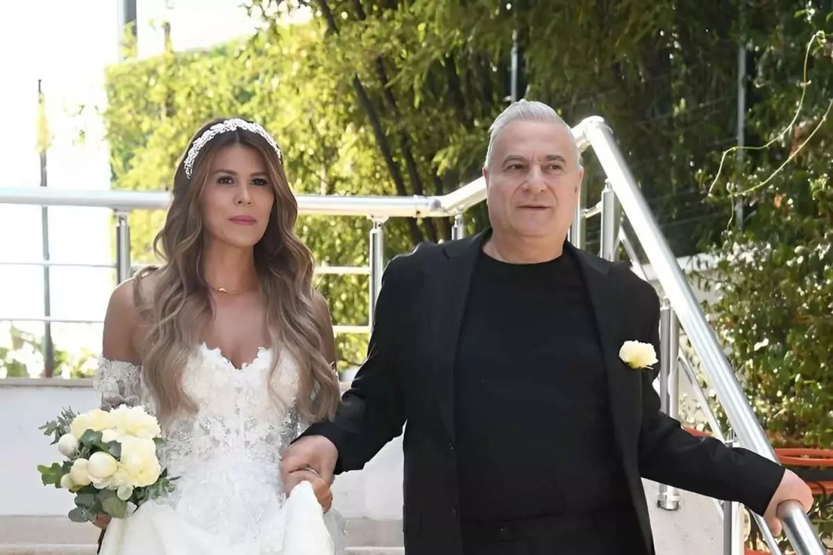 Mehmet Ali Erbil\'den eşine dudak uçuklatan jest