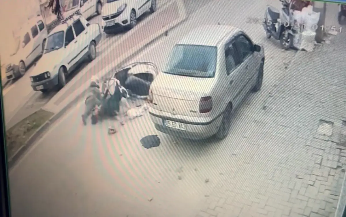 İnegöl\'de Motosiklet Yayaya Çarptı: 2 Yaralı