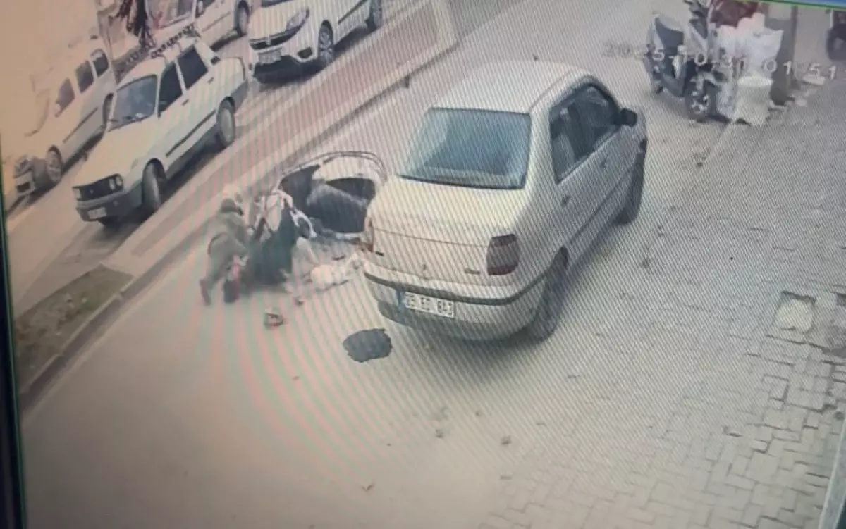 İnegöl\'de Motosiklet Yayaya Çarptı