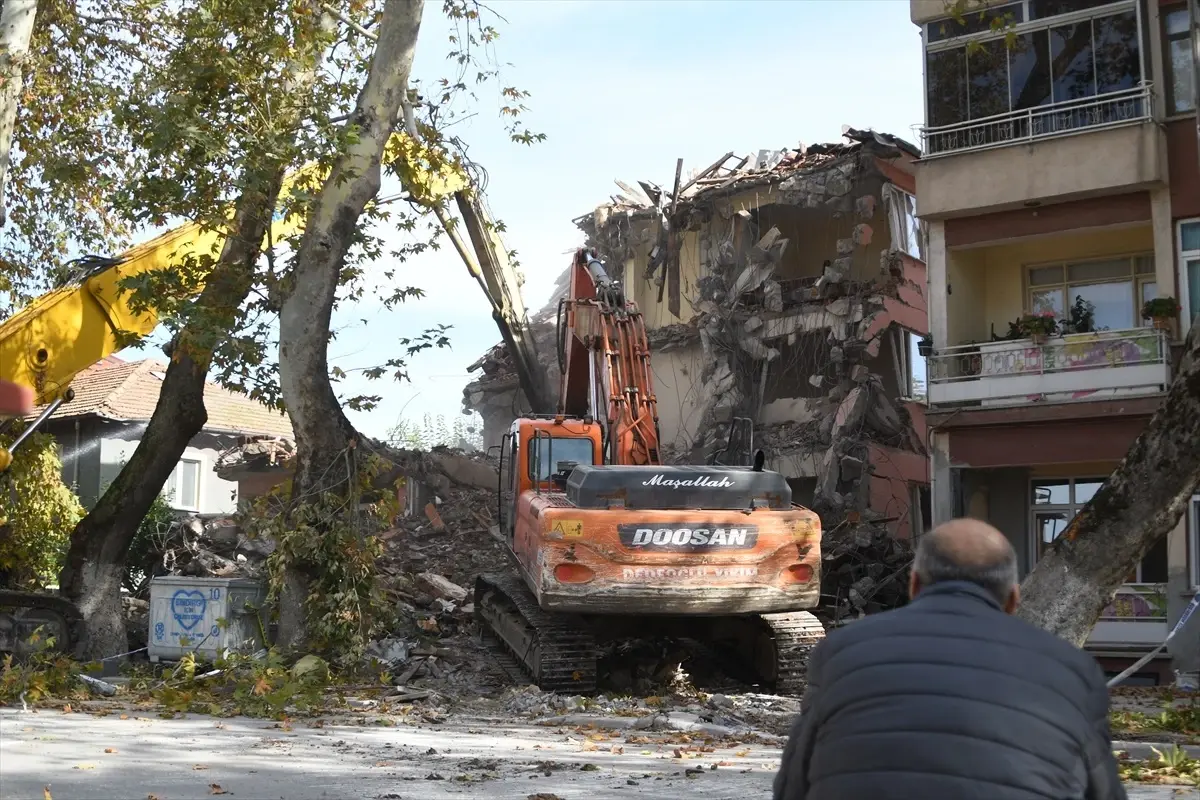 Sındırgı\'da Deprem Yıkımı Sürüyor