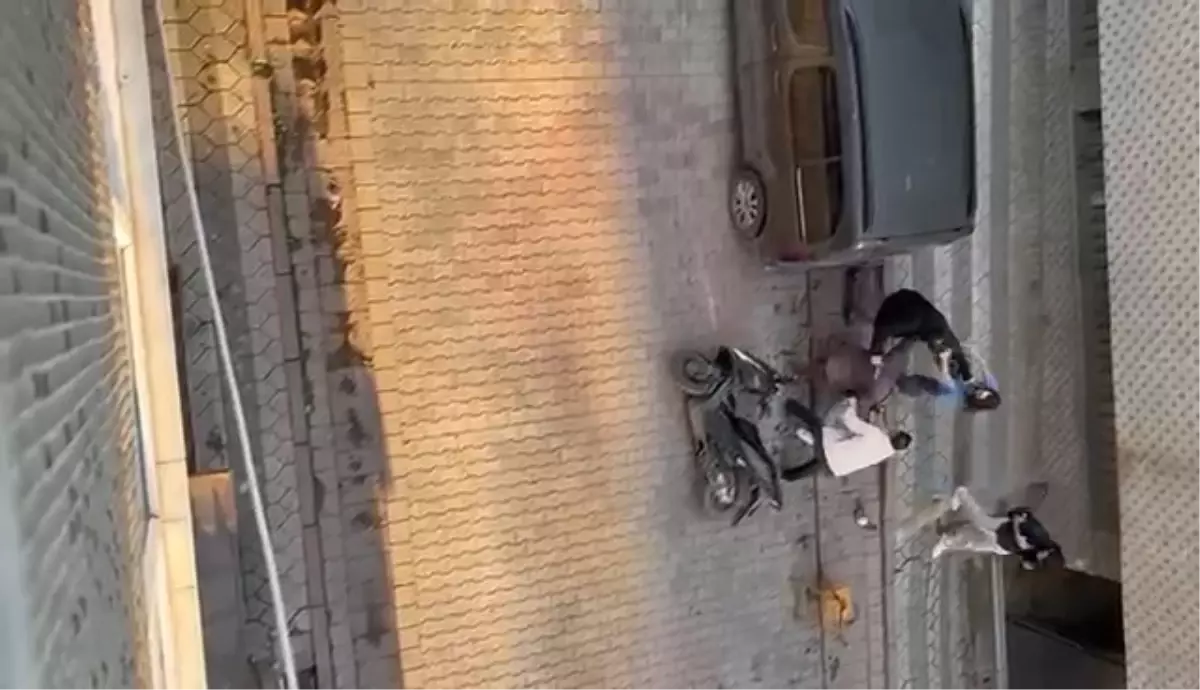 Sultangazi\'de bir çift, kadının eski sevgilisi tarafından sokak ortasında darbedildi