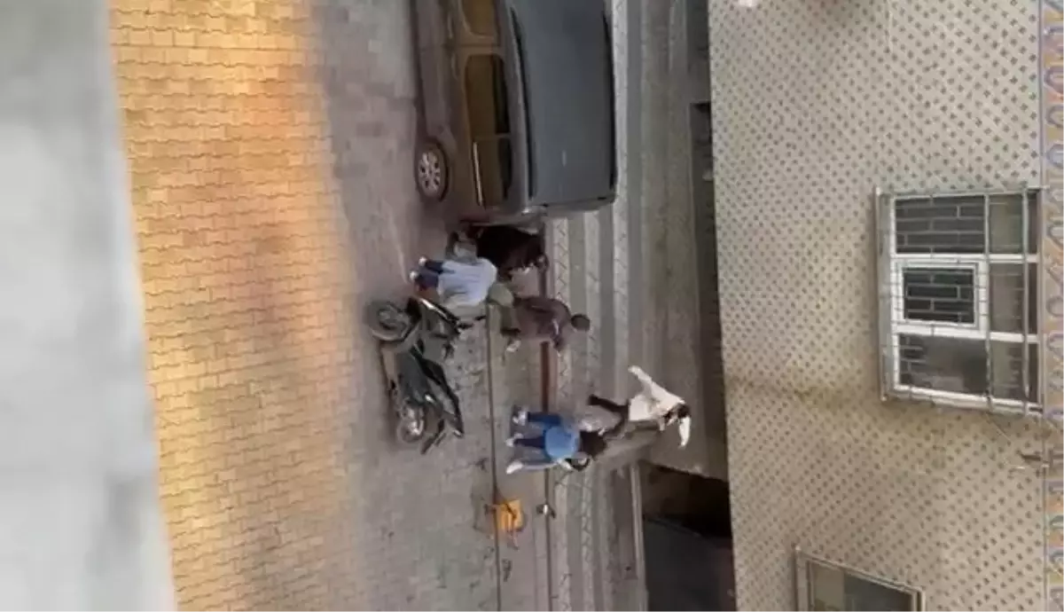 Sultangazi\'de Sokak Ortasında Kavga