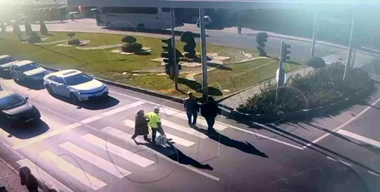 Trafik Polisi Yaşlı Kadına Yardım Etti