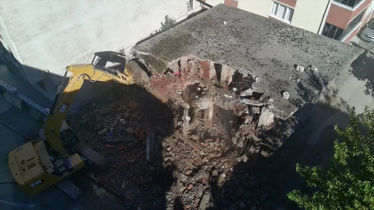 Türkeli\'de Metruk Binalar Yıkıldı