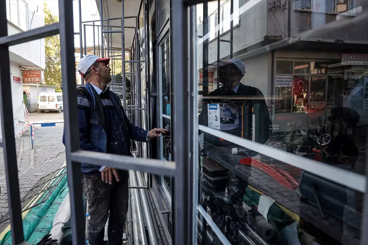 Sındırgı Esnafı Depremlerden Zarar Gördü