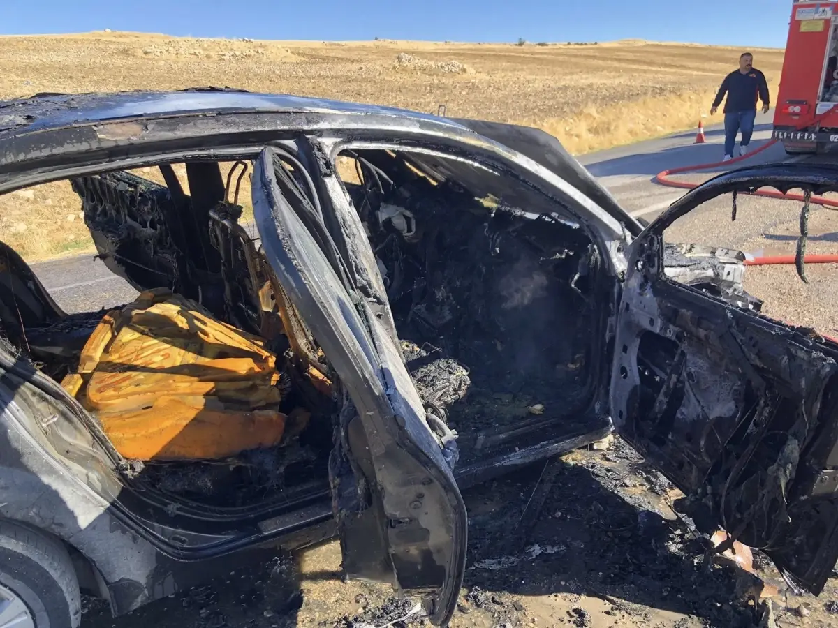 Otomobil Yolda Alev Aldı