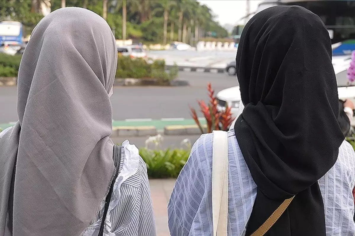 Yüzde 92\'si Müslüman olan ülkede okullarda başörtüsü yasaklandı