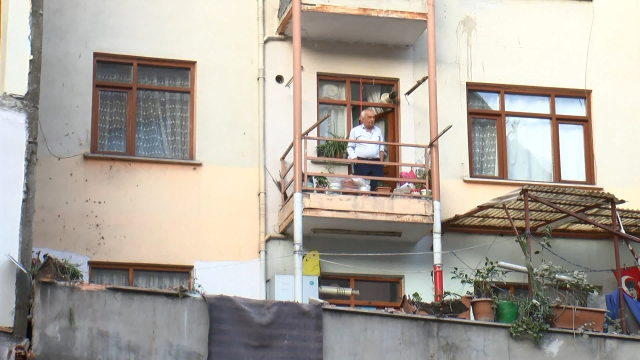 Zeytinburnu'nda yıkım sırasında ilginç görüntü: Apartmanın duvarının olmadığı ortaya çıktı Zeytinburnu'nda yıkım sırasında ilginç görüntü: Apartmanın duvarının olmadığı ortaya çıktı