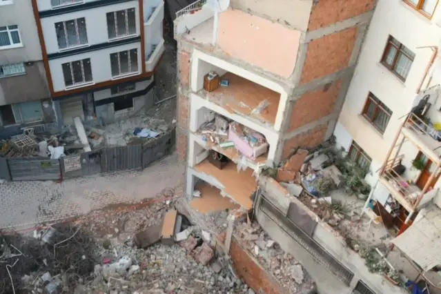 Kentsel dönüşüme giren bina yıkıldı, yan apartman duvarsız kaldı | Güncel Haber