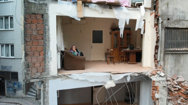 Zeytinburnu'nda yıkım sırasında ilginç görüntü: Apartmanın duvarının olmadığı ortaya çıktı Zeytinburnu'nda yıkım sırasında ilginç görüntü: Apartmanın duvarının olmadığı ortaya çıktı