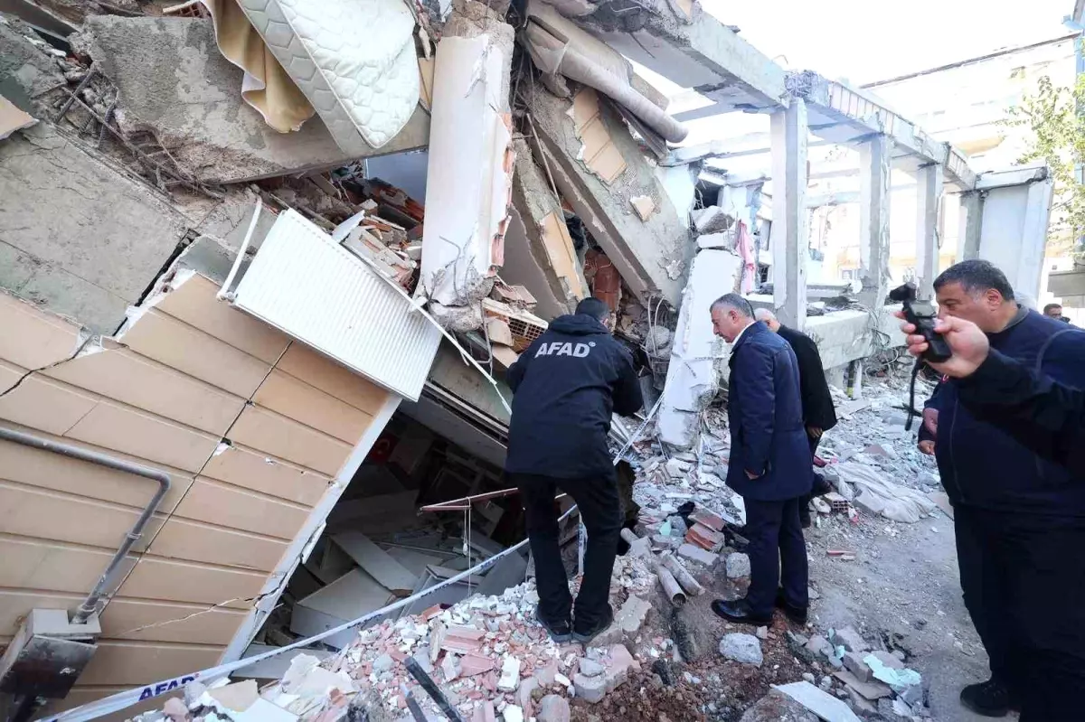 300 metre yarıçapındaki tüm binalarda ve zeminde detaylı ölçümler yapılıyor