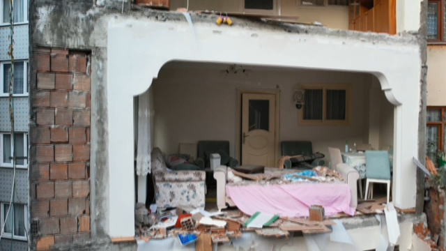 4 katlı bina yıkıldı; bitişikteki apartman duvarsız kaldı