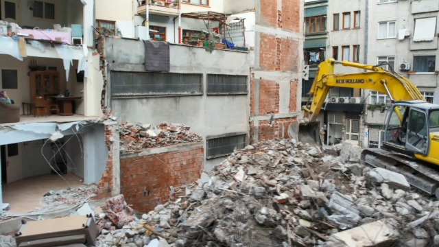 4 katlı bina yıkıldı; bitişikteki apartman duvarsız kaldı