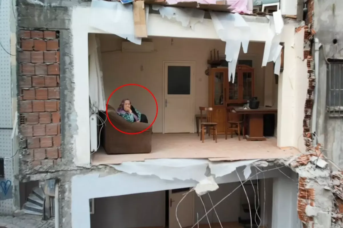 4 katlı bina yıkıldı; bitişikteki apartman duvarsız kaldı