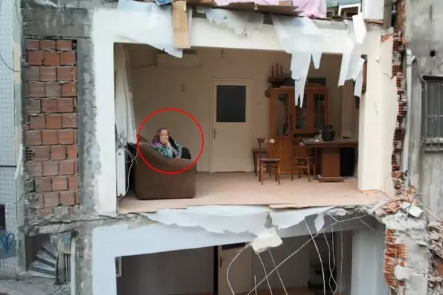 4 katlı bina yıkıldı; bitişikteki apartman duvarsız kaldı | Son Dakika