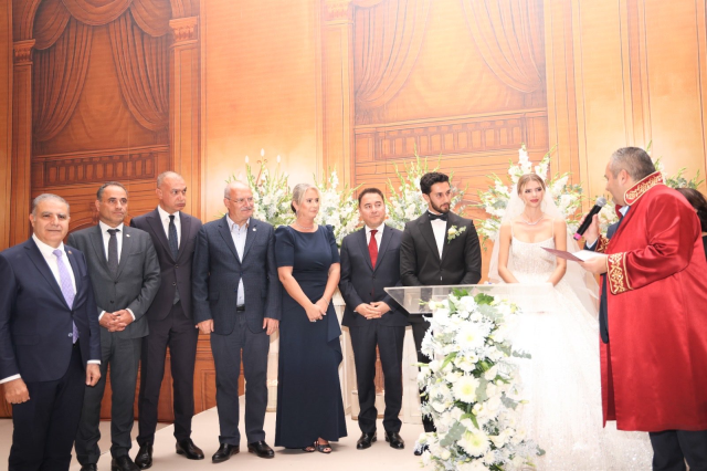 Ankara'da Siyaset ve İş Dünyasının Katıldığı Görkemli Düğün Ankara'da Siyaset ve İş Dünyasının Katıldığı Görkemli Düğün